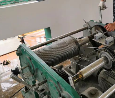 洛陽(yáng)勘測(cè)局巡測(cè)隊(duì)利用電動(dòng)葫蘆起重機(jī)更換纜道鋼絲繩