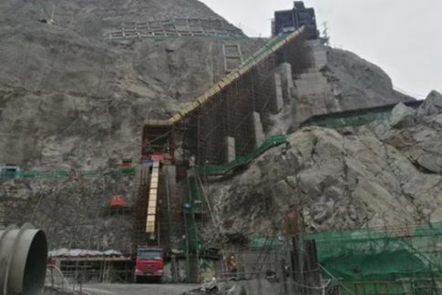 電動(dòng)環(huán)鏈葫蘆提升皮帶機(jī)航架，解決黃藏寺水利工程混凝土入倉(cāng)難題