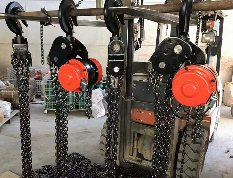 鋼絲繩電動葫蘆有導繩器，而環(huán)鏈電動葫蘆有導鏈結(jié)構(gòu)