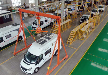 房車(chē)改裝車(chē)間利用環(huán)鏈型電動(dòng)葫蘆吊裝房車(chē)