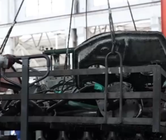 冶金電動(dòng)葫蘆為機(jī)車零部件煮洗工作提供吊裝服務(wù)