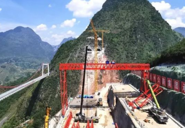 龍門(mén)吊和鋼絲繩電動(dòng)葫蘆提高了烏蒙山特大橋建設(shè)水平